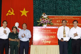 PM Nguyen Xuan Phuc visits war invalids in Ba Ria-Vung Tau