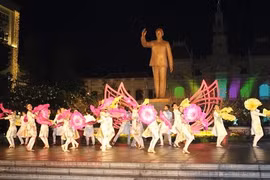 HCM City emblazoned with city street show