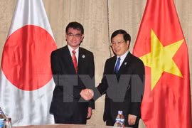 APEC 2017: Deputy PM Minh meets Japanese FM, WEF Director