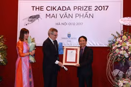 Poet Mai Van Phan receives Swedish prize