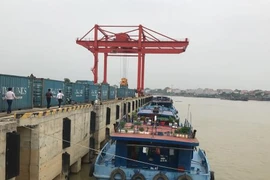 Vinalines Container launches first lighterage service in northern region