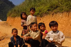 Border, poor residents in Long An, Dak Lak get support