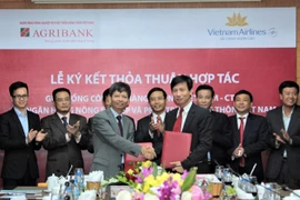 Vietnam Airlines and Agribank sign co-operation agreement