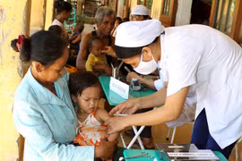 Government to give youth encephalitis booster shots