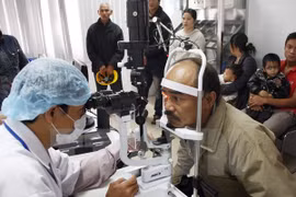 Orbis flying hospital launches ophthalmic training in Binh Dinh