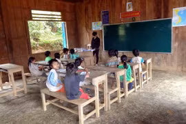  Dak Nong offers free books for poor ethnic students