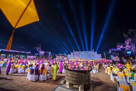 Hue treats visitors to royal banquet