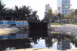 Illegal waste pollutes Da Nang’s My Khe beach