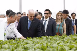 Israeli president visits hi-tech VinEco Tam Dao project