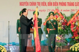 President Tran Dai Quang presents title to Hai Phong border guards