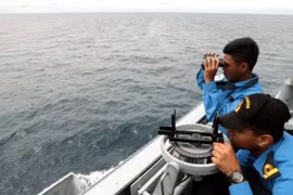 Malaysia: Boat capsizes, leaving 13 missing