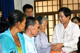 Tet gifts offered to impoverished people nationwide