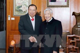 Lao leader visits former Vietnamese Party chiefs 