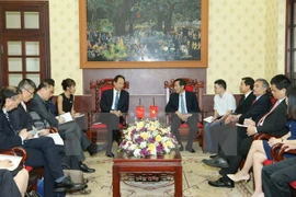 Xinhua President visits Nhan Dan newspaper 