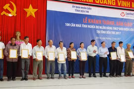 Ben Tre hands over 100 houses to policy beneficiaries 