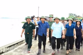 PM inspects flood response in Ninh Binh province 