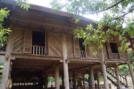 Community tourism brings changes to mountainous area