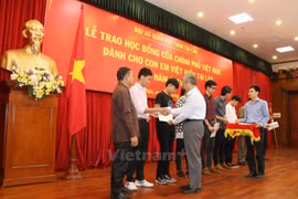 Vietnamese students in Laos receive scholarships from Vietnam Government