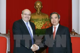 Party official meets with IMF specialists in Hanoi