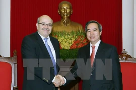 Party official meets with IMF specialists in Hanoi