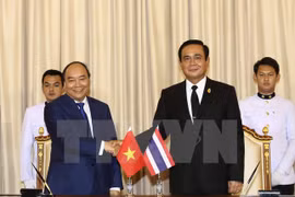 PM Nguyen Xuan Phuc holds talks with Thai counterpart
