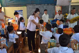 OVs in Cambodia build school for students in remote area