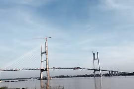 Dong Thap: Final sections of Cao Lanh bridge joined