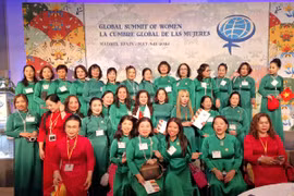 Members of the forum of overseas Vietnamese women in Europe participating in the Global Summit of Women (Photo: VNA)