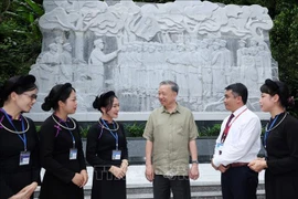 President To Lam (3rd from right) meets with ethnic people in Cao Bang province on June 9, standing before the bas-relief of 34 soldiers of the Propaganda Unit of the Liberation Army in Tran Hung Dao Forest, a special national relic in Tam Kim commune of Nguyen Binh district. (Photo: VNA)