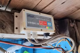 A journey monitoring device installed on a fisherman's boat. (Photo: VNA)