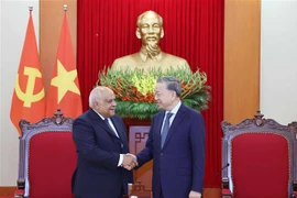 Party General Secretary To Lam (R) and outgoing Cuban Ambassador Orlando Nicolas Hernandez Guillen at their meeting in Hanoi on November 7. (Photo: VNA)