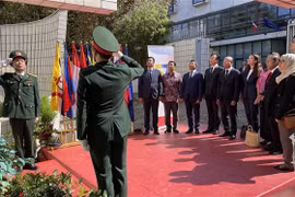 At the ASEAN flag hoisting ceremony in Paris on August 8 (Photo: VNA)