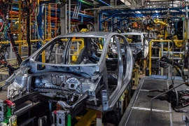 Registration fees for domestically produced and assembled cars shall be halved for three months, from September to November this year. (Photo: VNA)