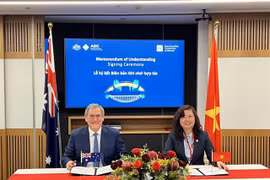 Vu Thi Chan Phuong, Chair of the SSC, (right) and ASIC Chairman Joseph Longo at the signing ceremony in Australia. (Photo courtesy of SSC) 