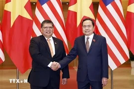 National Assembly Chairman Tran Thanh Man (R) and Speaker of the Malaysian House of Representatives Tan Sri Dato' Johari Bin Abdul. (Photo: VNA)