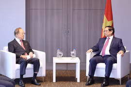Prime Minister Pham Minh Chinh (R) and Chairman of CJ Group Sohn Kyung Shik at their meeting in Seoul on July 3. (Photo: VNA)