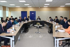 At the working session between a delegation from Vietnam's Ministry of Home Affairs (MoHA) and the Republic of Korea (RoK)'s National Human Resources Development Institute (NHI) on July 17. (Photo: VNA)