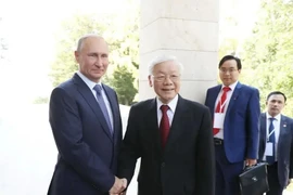 Russian President Vladimir Putin welcomes Party General Secretary Nguyen Phu Trong on his official visit to Russian on September 6, 2018. (Photo: VNA)