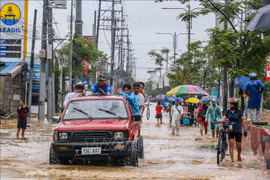 Residents evacuate from flooded areas due to Typhoon Yagi in Rizal province, the Philippines, on September 2, 2024. (Photo: Xinhua/VNA)