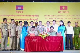 Police of the southeastern province of Tay Ninh and Cambodia’s Svay Rieng province sign a memorandum of understanding on collaboration for the first half of 2025. (Photo: VNA)