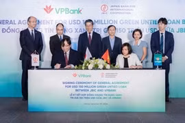 Representatives of VPBank and JBIC sign a green credit contract on October 9 in Hanoi. (Photo courtesy of VPBank) 