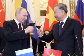 President To Lam (R) hosts a banquet in Hanoi on June 20 evening in honour of Russian President Vladimir Putin. (Photo: VNA)