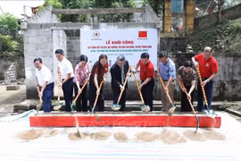 At the July 17 groundbreaking ceremony for the construction of a new semi-boarding kitchen at Kim Dong primary school in the northern border province of Lang Son’s Trang Dinh district. (Photo: VNA)