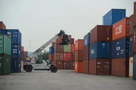 Loading export goods at Dinh Vu Port, Hai Phong city. (Photo: kinhtedothi.vn)