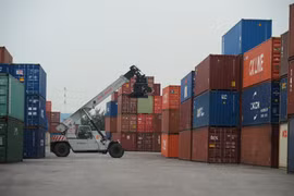 Loading export goods at Dinh Vu Port, Hai Phong city. (Photo: kinhtedothi.vn)