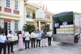 Loading boxes of Soi Ha pomelos for export onto a truck. (Photo: VNA)
