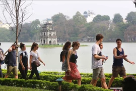 Foreign tourists visit Hoan Kiem lake, Hanoi (Photo: VNA)