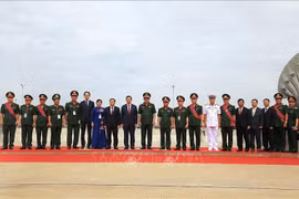 Cambodian Prime Minister Samdech Thipadei Hun Manet (9th from left) in a group photo with the Vietnamese delegation attending the ceremony marking the 47th commemoration day of the nation’s historical journey leading to the overthrow of the Pol Pot genocidal regime in Tboung Khmum on June 20. (Photo: VNA)