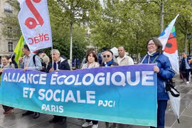 Supporters gather at the Place de la République in Paris on May 4. (Photo: VNA)