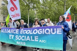 Supporters gather at the Place de la République in Paris on May 4. (Photo: VNA)